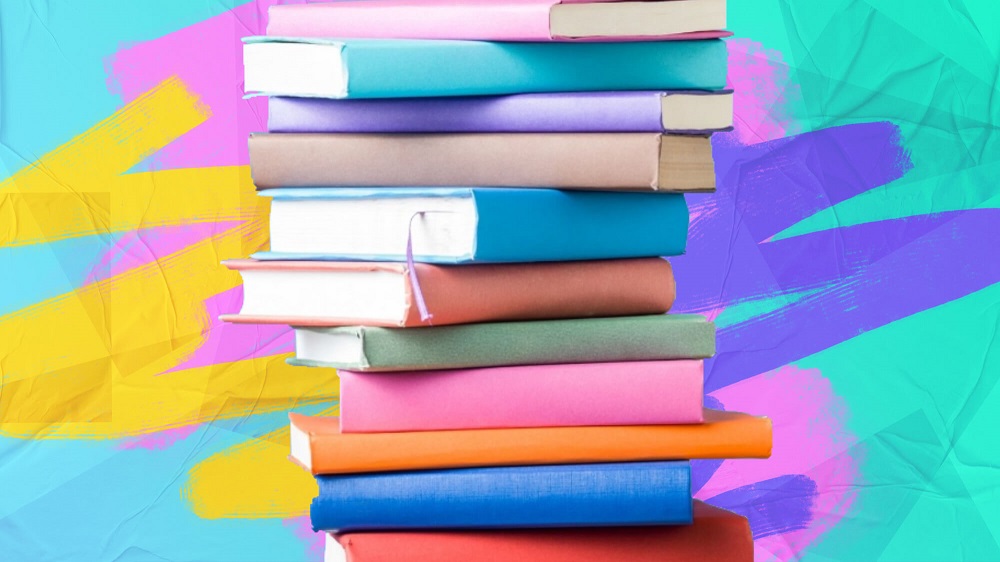 Una pila de libros sobre un fondo colorido.