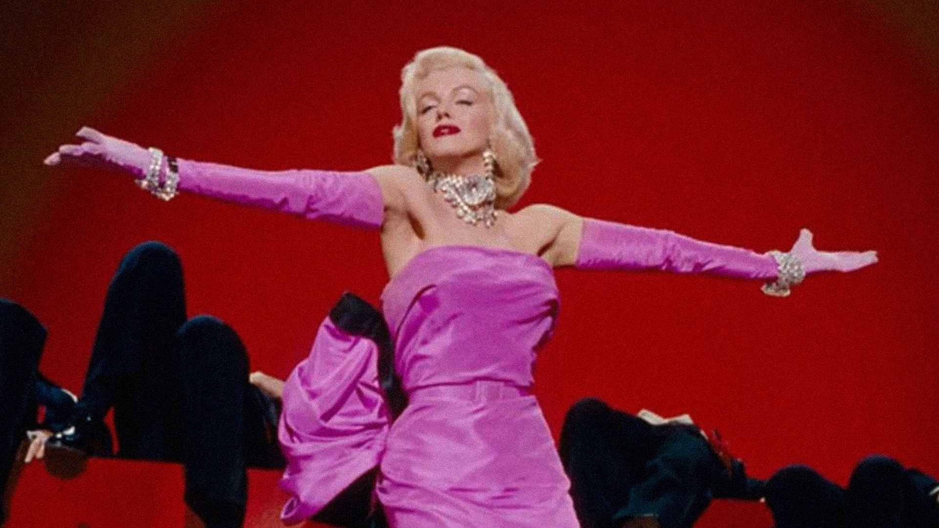Marilyn Monroe con un vestido rosado en la película "Gentlemen Prefer Blondes"