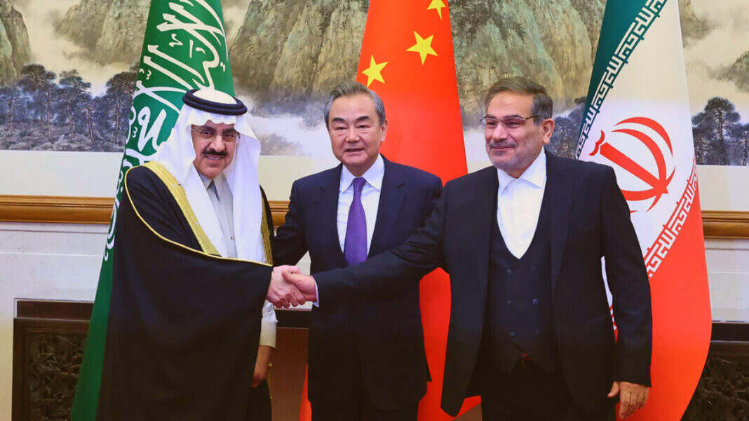 De izq. a der.: Musaad bin Mohammed Al Aiban, ministro de Estado de Arabia Saudita; Wang Yi, director de Asuntos Exteriores de China; y Ali Shamkhani, secretario del Concejo de Seguridad de Irán. (Foto: China Daily, Reuters)